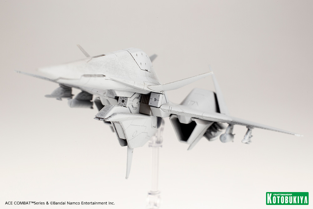 Fighterman_FFRC's tweet photo. ADF-01 FALKEN in 1/144 scale by Kotobukiya OMG finally https://t.co/QjFgZXnoBF