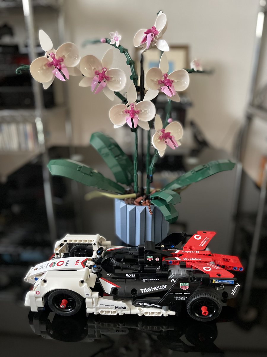 newspacedesign9's tweet photo. LEGO x PORSCHE X Orchid  #LEGO #legotechnic #レゴ #レゴテクニック #ポルシェ #ポルシェ911 #orchids #蘭 #胡���蘭 https://t.co/TE2V8RMe2U