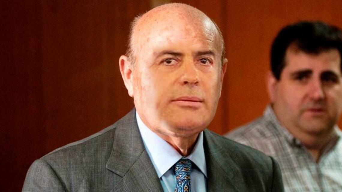 biencuyano's tweet photo. Arrastrado por las encuestas y las cámaras de TV, Alfredo Cornejo cada vez más #Lejo de la Unión Cívica Radical, respalda la política bimonetaria del crudo neoliberalismo de Domingo Cavallo "Resulta práctico tranzar con ambas monedas durante un tiempo" https://t.co/H9nMI6lmn5 https://t.co/5Fy5yH0wqN