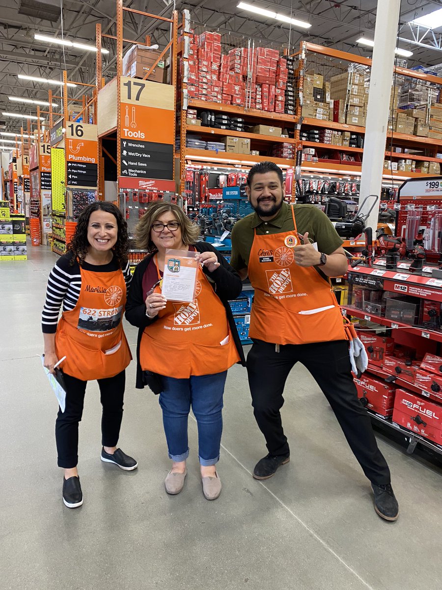 Edergsl's tweet photo. Outstanding job for this 3 associates! Lupe, Marie and Sandy. Keep it up! Being recognized for our district manager @MRSSAHD  on today’s business walk. Great walk. @ChrisNana6677 @Da_NOPS_GuY @nelihernan6677 @PerlaDi93765110 @SteveKnottPN @kristiemm5 @VenturaIzaiah @Fabiana6677CX https://t.co/kMRI8rjpB3