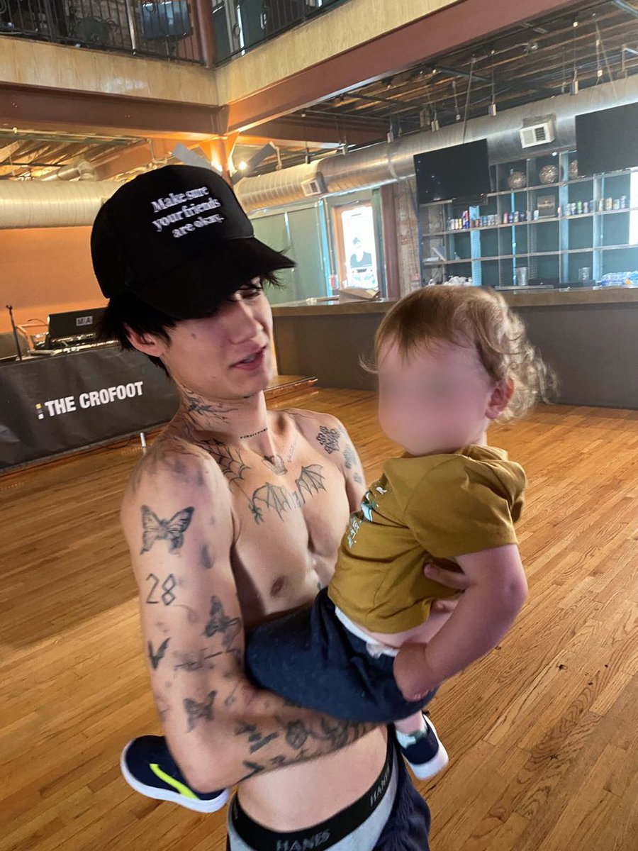 jadenhosslerbrs's tweet image. 👥|| AMAMOS VER PAPAI JADEN!!
NOVA OBSESSÃO ADQUIRIDA: JADEN COM CRIANÇA NO COLO 🤏🏻
