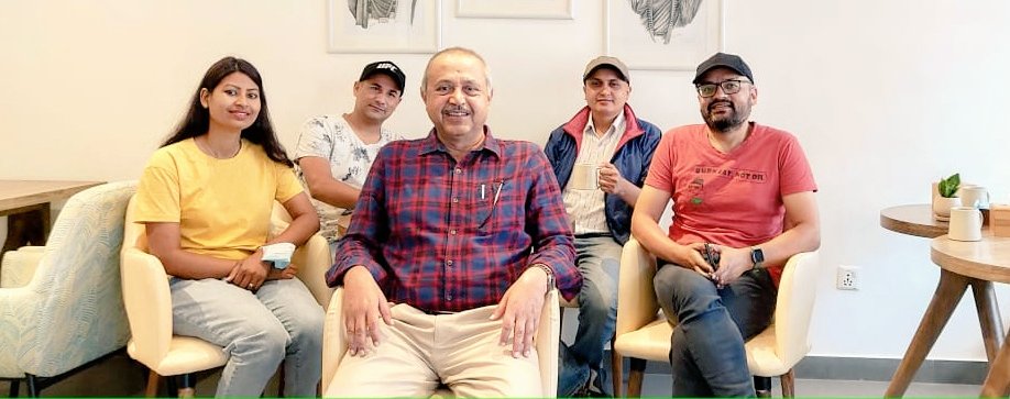 bgshekhar's tweet photo. मौन अवधिमा 'बधाई र शुभकामना' त भन्न पाईन्छ होला। नाँईनाई, उम्मेद्वारलाई हैन दाजु @GopalGg लाई। सञ्चार उद्यममा अपार सफलतापछी वहाँले खुमलटार, ललितपुरमा #HimalayanJava को नयाँ आउटलेट शुरु गर्नु भएको छ। https://t.co/VwAIrZjX77