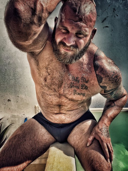 Life is rough so you gotta be tough!

#johnnycash #gaybear #gaybears #gaybelly #hairybear #gay #gayhairy