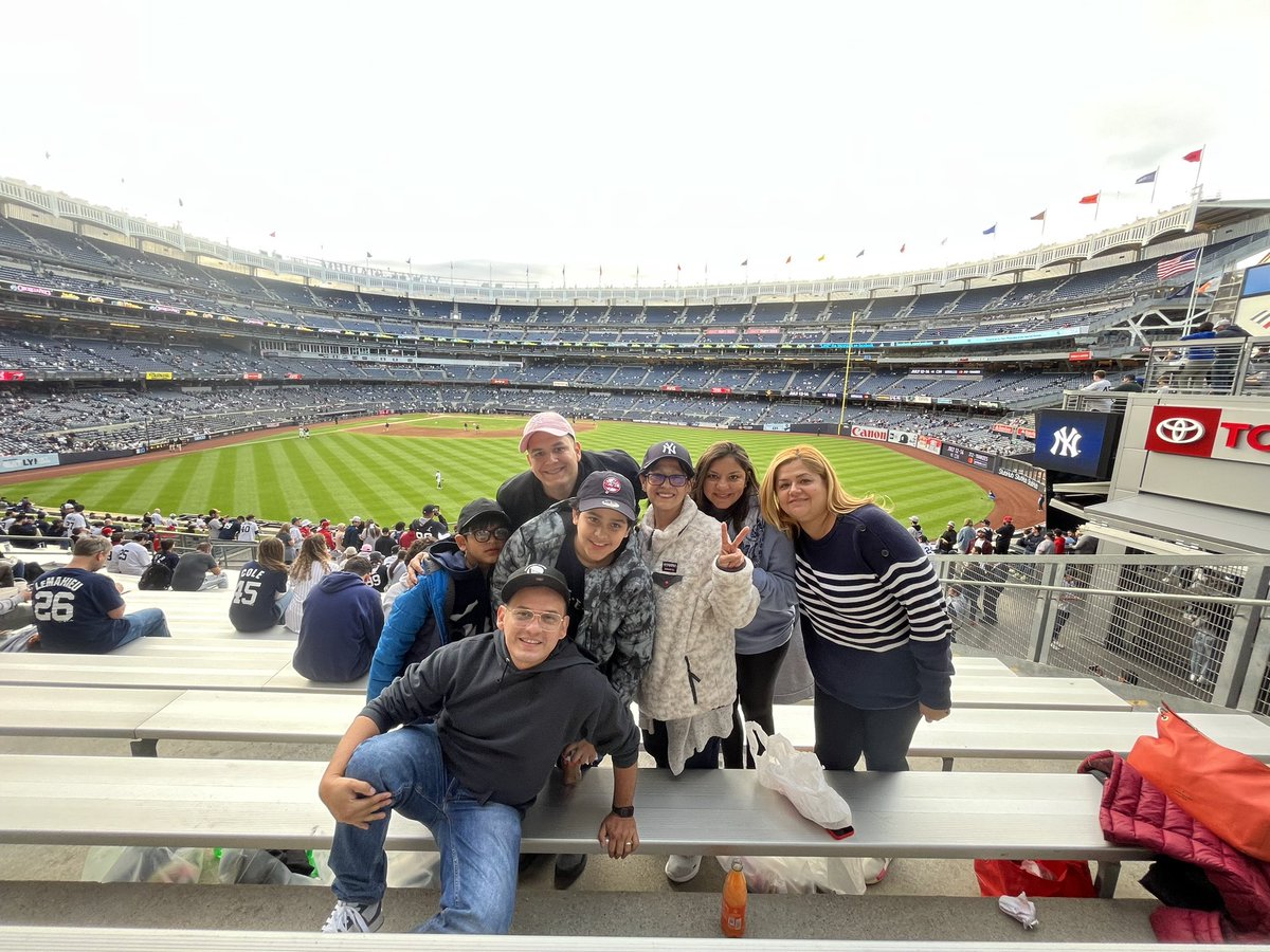 RiberaCh's tweet photo. Let’ s go #Yankees #Tmobile #Beisbol https://t.co/oPCU709gfd