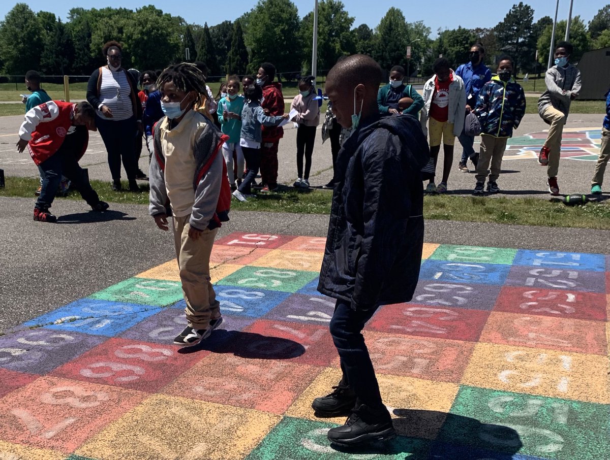 3-5th graders <a href="/HarvieElem/">Harvie Elementary School</a> got to “Chill Out” on Monday before testing began with some Kona Ice and a dance party outside 💃🏼! Thank you so much <a href="/MrsHolmes2U2/">Tonya</a>!!