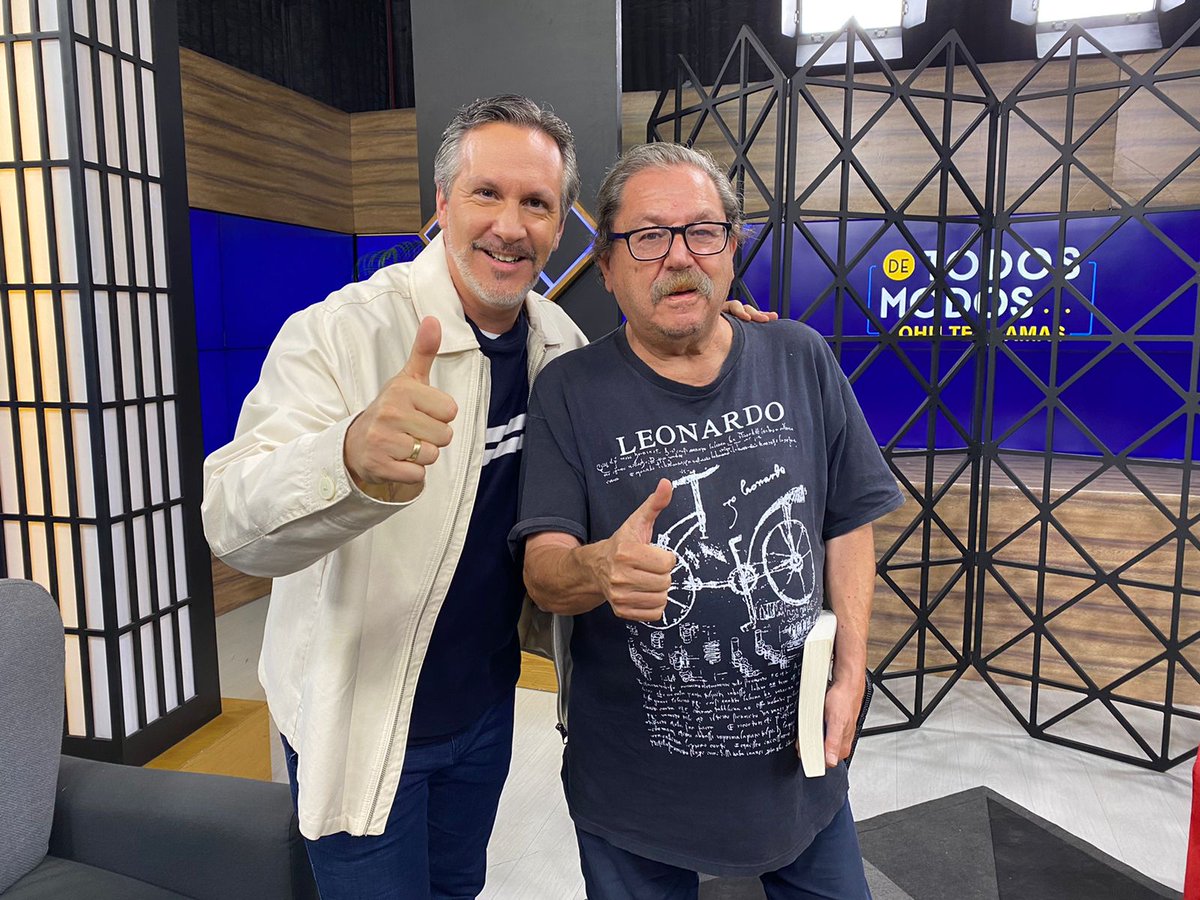 JohnMAckerman's tweet photo. No cabe duda: estamos del lado correcto de la historia ✊🏽✊🏾✊🏿
 
Gracias @Taibo2, por venir a inspirarnos con tu espíritu indomable y siempre rebelde. ¡Fue un final de temporada épico! 🥳
 
Y ustedes, querido público, ¿quieren una 4T de #DeTodosModos en @CanalOnceTV?😎 Comenten 👇🏾 https://t.co/6vdI9IdNe5