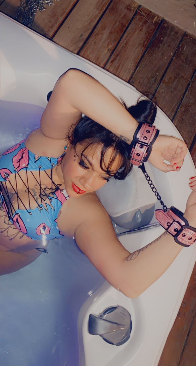 SusanaZ1015's tweet photo. https://t.co/PAFfvh8yo2              Let me cuff you #pinkcuffs #letsplay https://t.co/hqmRuD4mcv