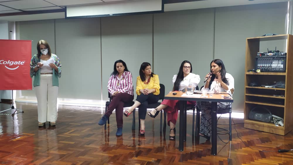 svperiodoncia's tweet photo. #10DeMayo segundo día de conferencias por la Semana de la Salud de la Encía. Excelente participación de los asistentes. @tlroma @carollyibrin @IlusionR #Odontología #Periodoncia #Salud https://t.co/vqkXBwqIAh