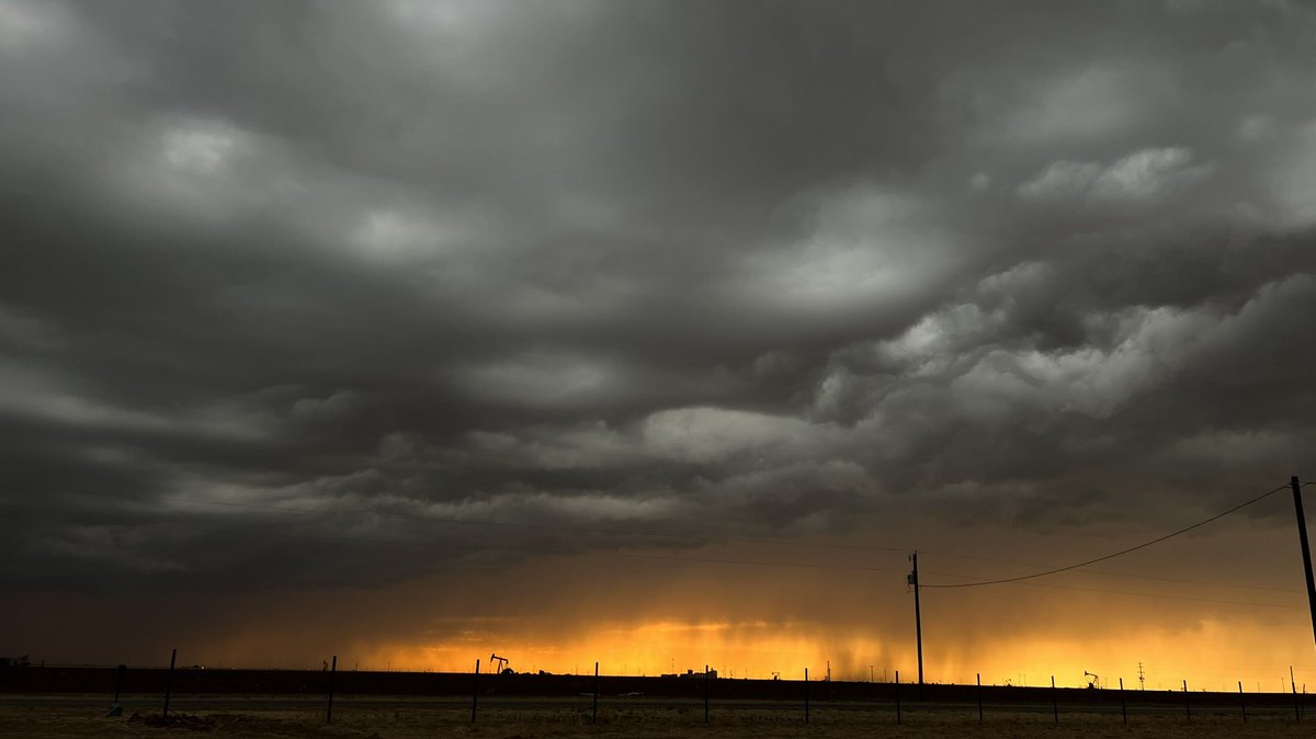 weather_bar's tweet photo. Storms rolling in north of smyer https://t.co/KJ0uBCKm5E