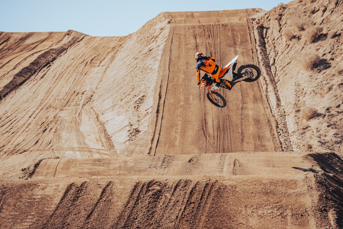 With a truly user-friendly package engineered to satisfy all riders, from novice to pro, the 2023 KTM 250 SX-F continues the trend of being undisputedly READY TO RACE at any level.  Available at Munn Racing starting June 2022. #munnracing