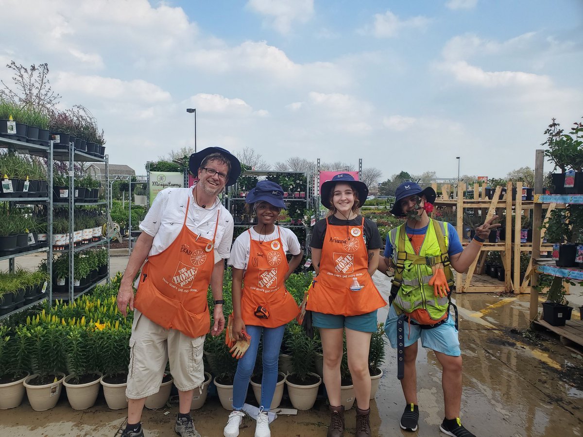 M_Bennett1016's tweet photo. It's our MISSION to keep our associates cool this season! Mission cooling hats and fully stocked fridges with water and freeze pops!! We appreciate all they do here at #theROCK 
@edwardwardTHD @BrianLyonsHD https://t.co/YIEzR5UX5Z