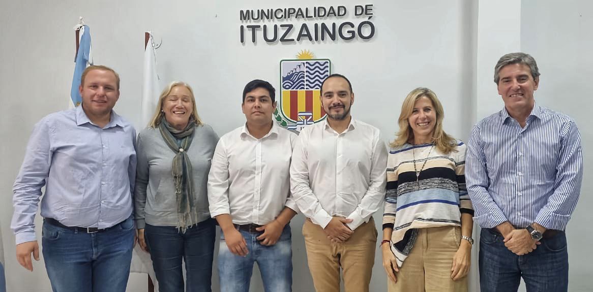 anypereyraok's tweet photo. Junto a @EduardoHardoy y las autoridades locales del @_PartidoLiberal nos reunimos con @JuanPValdes_ok y su equipo, en #Ituzaingó. 

Trabajamos sobre los ejes de gestión y le transmitimos nuestro apoyo a su gobierno. https://t.co/oMRrrRPIOa