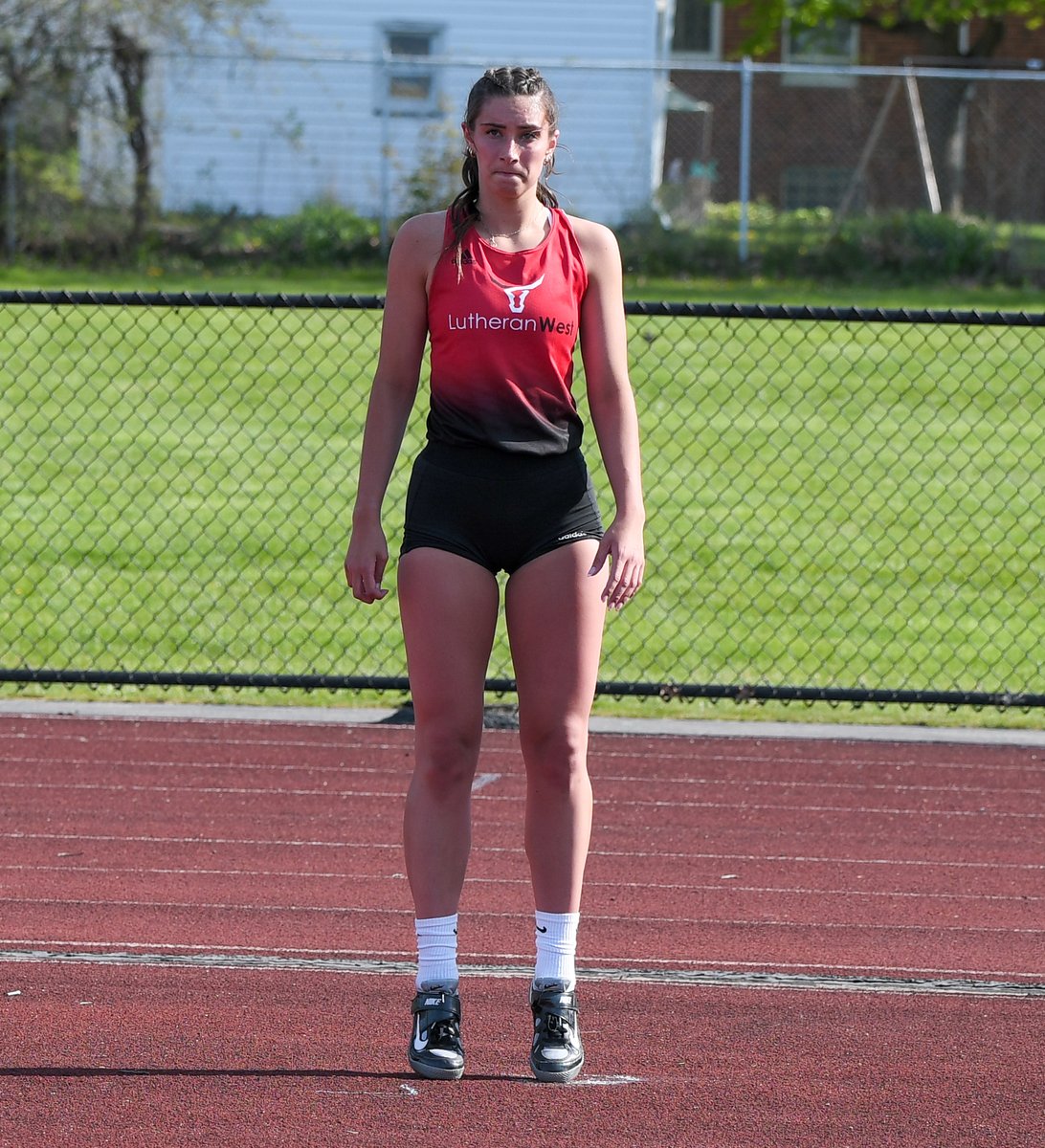 ohiovarsity's tweet photo. It was a good battle between Jenna Young of @HurricanesBHS & @evelynalbers of @LW_Athletics #OVTrack Good stuff. https://t.co/FDuv1iBRet