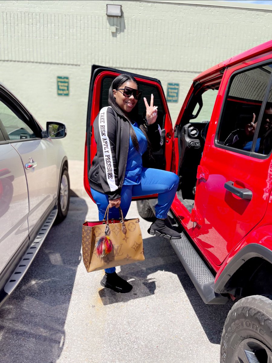 eebrotcod's tweet image. Aye my booty ain’t fat like all the rest of yals but I’m still a nurse! &amp;amp; I’m in grad school. #PsychiatricNurse #SchoolNurse #FuturePMHNP🩺