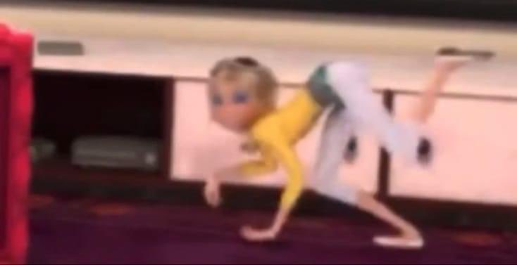 Nadie
Yo subiendo las escaleras como perro sin motivo alguno: