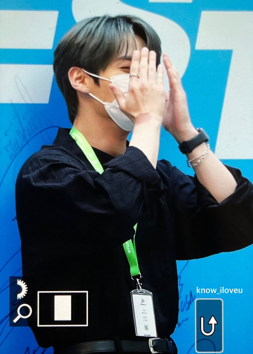 straykidsxzone's tweet photo. STAY que está en D'festa dijo que nadie le pidió que lo hiciera, pero Lee Know hizo la pose de STAY de la nada y luego se echó a reír porque pensó que era muy divertido 

SÍ LEE KNOW https://t.co/mGMhJsZFHV