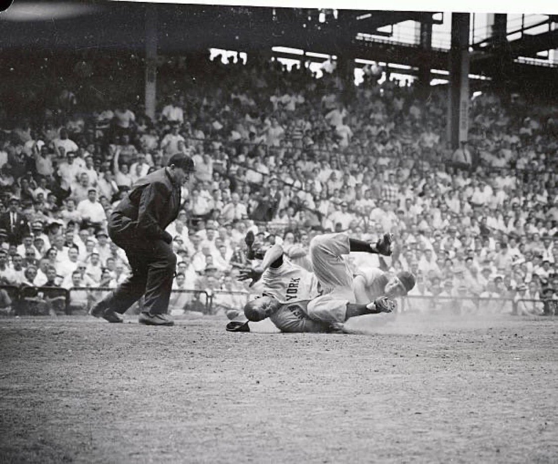 “Old Days”Willie Mays and catcher Rube Walker go sprawling at Home Plate during a mid 1950s Giants-Dodger game at Ebbets Field.
#Giants #NYC #Dodgers #Brooklyn #MLB #1950s https://t.co/qAOe1Mo0NZ
