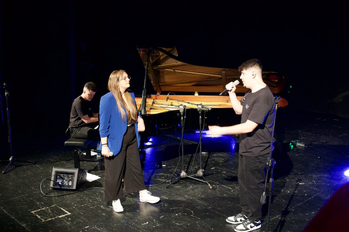emyrecords_'s tweet photo. #beybey live a #napoli al Teatro Sannazaro in occasione del #nessunartistatour del cantautore #ortel  
@emyrecordsitaly @wavetvitaly https://t.co/TYkp3OaNzY