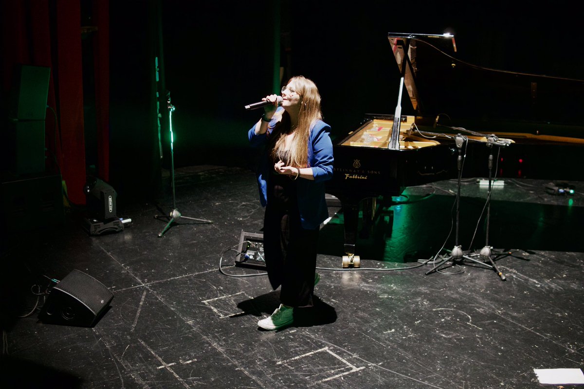emyrecords_'s tweet photo. #beybey live a #napoli al Teatro Sannazaro in occasione del #nessunartistatour del cantautore #ortel  
@emyrecordsitaly @wavetvitaly https://t.co/TYkp3OaNzY