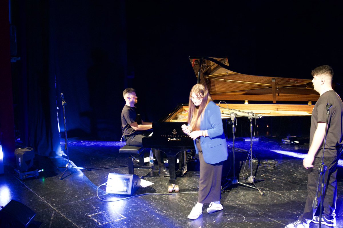 emyrecords_'s tweet photo. #beybey live a #napoli al Teatro Sannazaro in occasione del #nessunartistatour del cantautore #ortel  
@emyrecordsitaly @wavetvitaly https://t.co/TYkp3OaNzY