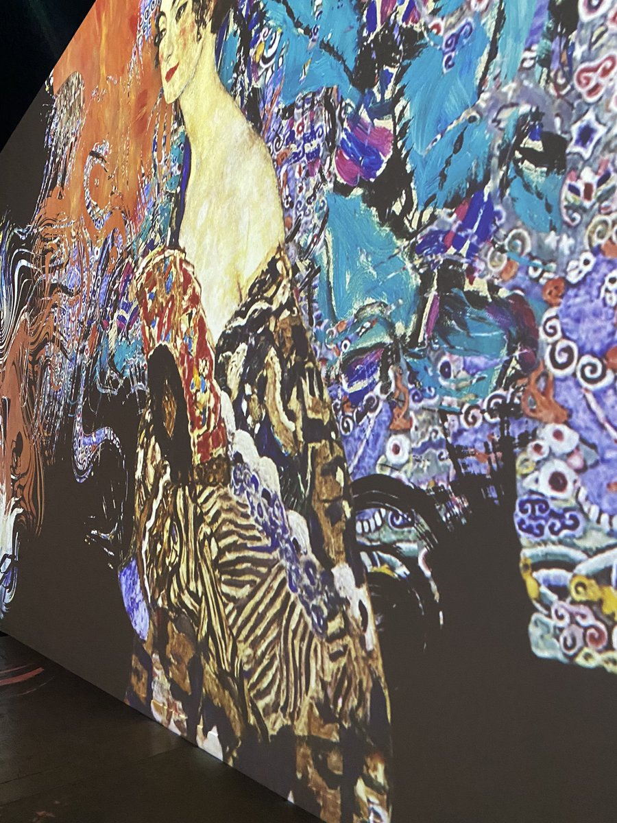 Behind the scenes 🎥 with our client <a href="/AZTourismNews/">Arizona Office of Tourism</a> at the #ImmersiveKlimt art exhibit. 🎨