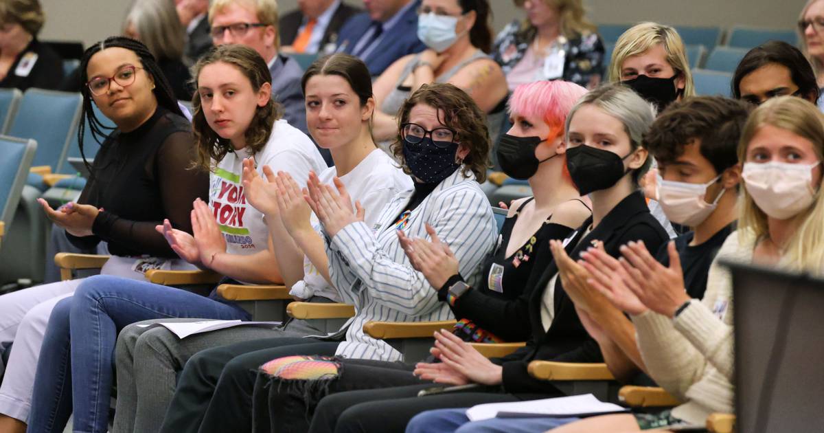 Seminole County School Board reverses decision to censor ‘don’t say gay’ protest yearbook photos trib.al/81NZRuF