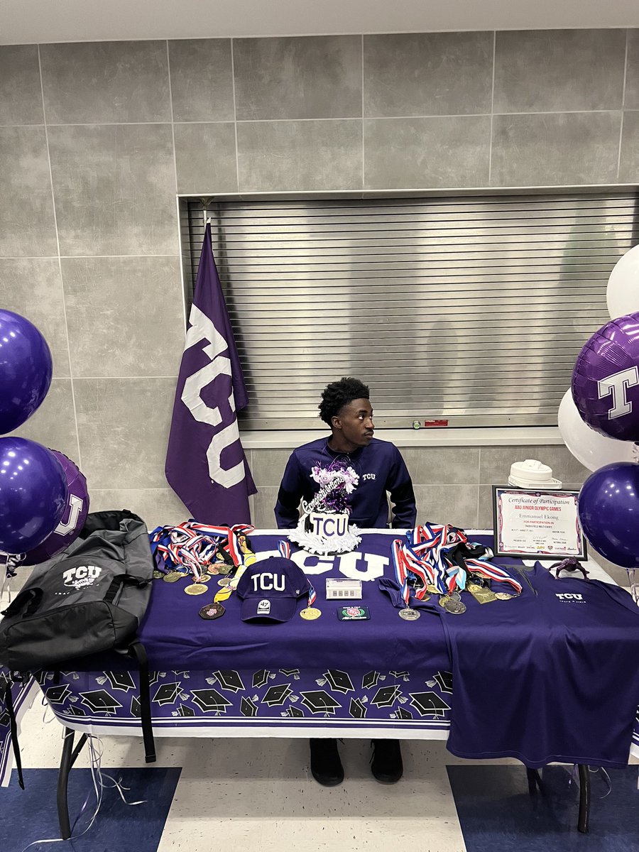 Emmanuel_Ekong1's tweet photo. IT’S OFFICIAL 💜🐸 Ready for the next chapter of my life #GoFrogs @TCUTrackField https://t.co/0iFRgg5KNT