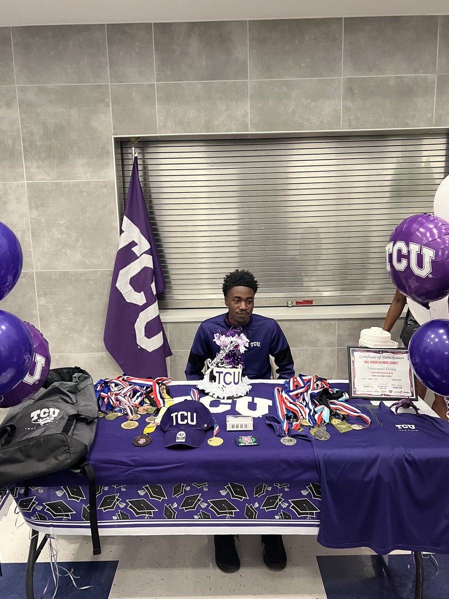 Emmanuel_Ekong1's tweet photo. IT’S OFFICIAL 💜🐸 Ready for the next chapter of my life #GoFrogs @TCUTrackField https://t.co/0iFRgg5KNT