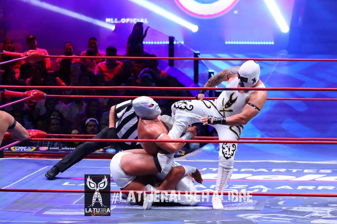 LaTijeraLucha's tweet photo. Triunfo de la #OlaBlanca en el #CMLL.
De gran manera #EnfermeroJr, #DrKaronteI y #DrKaronteII se logran imponer a los jóvenes herederos #SangreImperial #ValienteJr y #Diamond demostrando su poderío y arsenal de rudeza esos 3 "médicos" del ring en #ArenaMexico.
#latijeraluchalibre https://t.co/P0iplIe4q1
