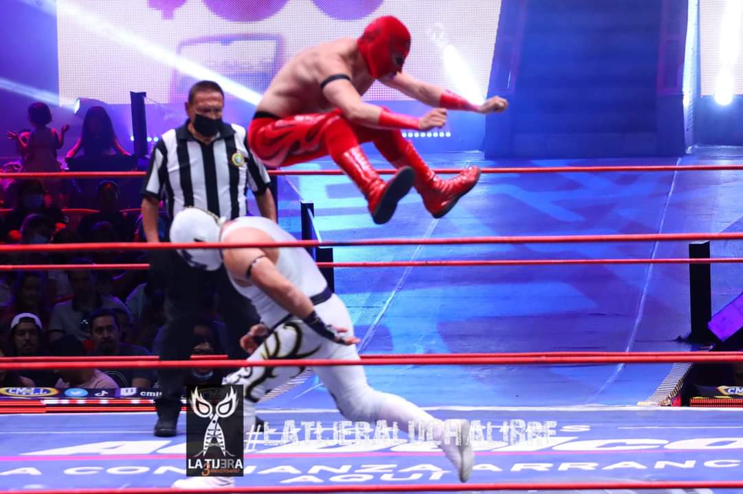 LaTijeraLucha's tweet photo. Triunfo de la #OlaBlanca en el #CMLL.
De gran manera #EnfermeroJr, #DrKaronteI y #DrKaronteII se logran imponer a los jóvenes herederos #SangreImperial #ValienteJr y #Diamond demostrando su poderío y arsenal de rudeza esos 3 "médicos" del ring en #ArenaMexico.
#latijeraluchalibre https://t.co/P0iplIe4q1