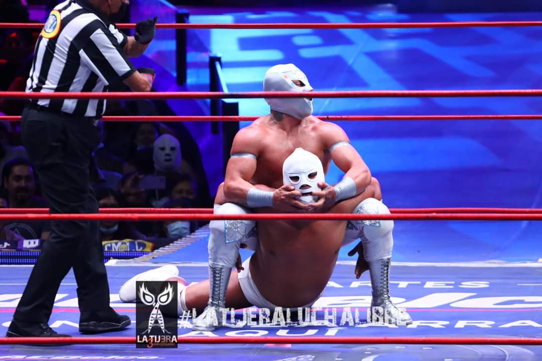 LaTijeraLucha's tweet photo. Triunfo de la #OlaBlanca en el #CMLL.
De gran manera #EnfermeroJr, #DrKaronteI y #DrKaronteII se logran imponer a los jóvenes herederos #SangreImperial #ValienteJr y #Diamond demostrando su poderío y arsenal de rudeza esos 3 "médicos" del ring en #ArenaMexico.
#latijeraluchalibre https://t.co/P0iplIe4q1