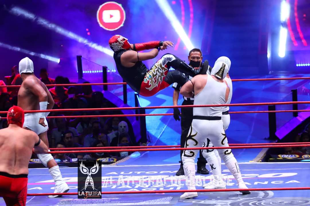 LaTijeraLucha's tweet photo. Triunfo de la #OlaBlanca en el #CMLL.
De gran manera #EnfermeroJr, #DrKaronteI y #DrKaronteII se logran imponer a los jóvenes herederos #SangreImperial #ValienteJr y #Diamond demostrando su poderío y arsenal de rudeza esos 3 "médicos" del ring en #ArenaMexico.
#latijeraluchalibre https://t.co/P0iplIe4q1