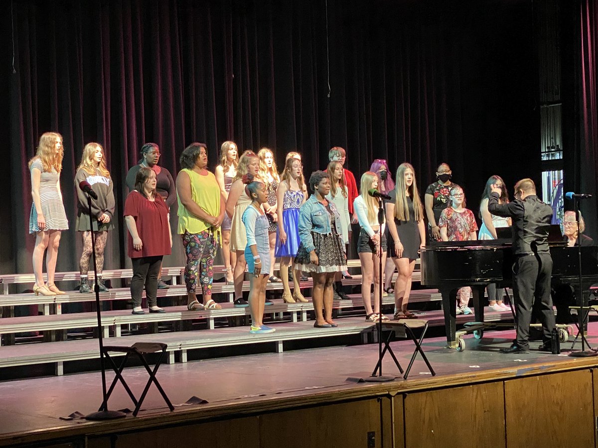 No better way to end the day than listening to our Burke Choirs 🖤💛 Finale Concert and Senior recognitions were outstanding 🖤💛🎼 <a href="/BurkeChoir/">Burke Choirs</a> #WeAreBurke #BulldogPride