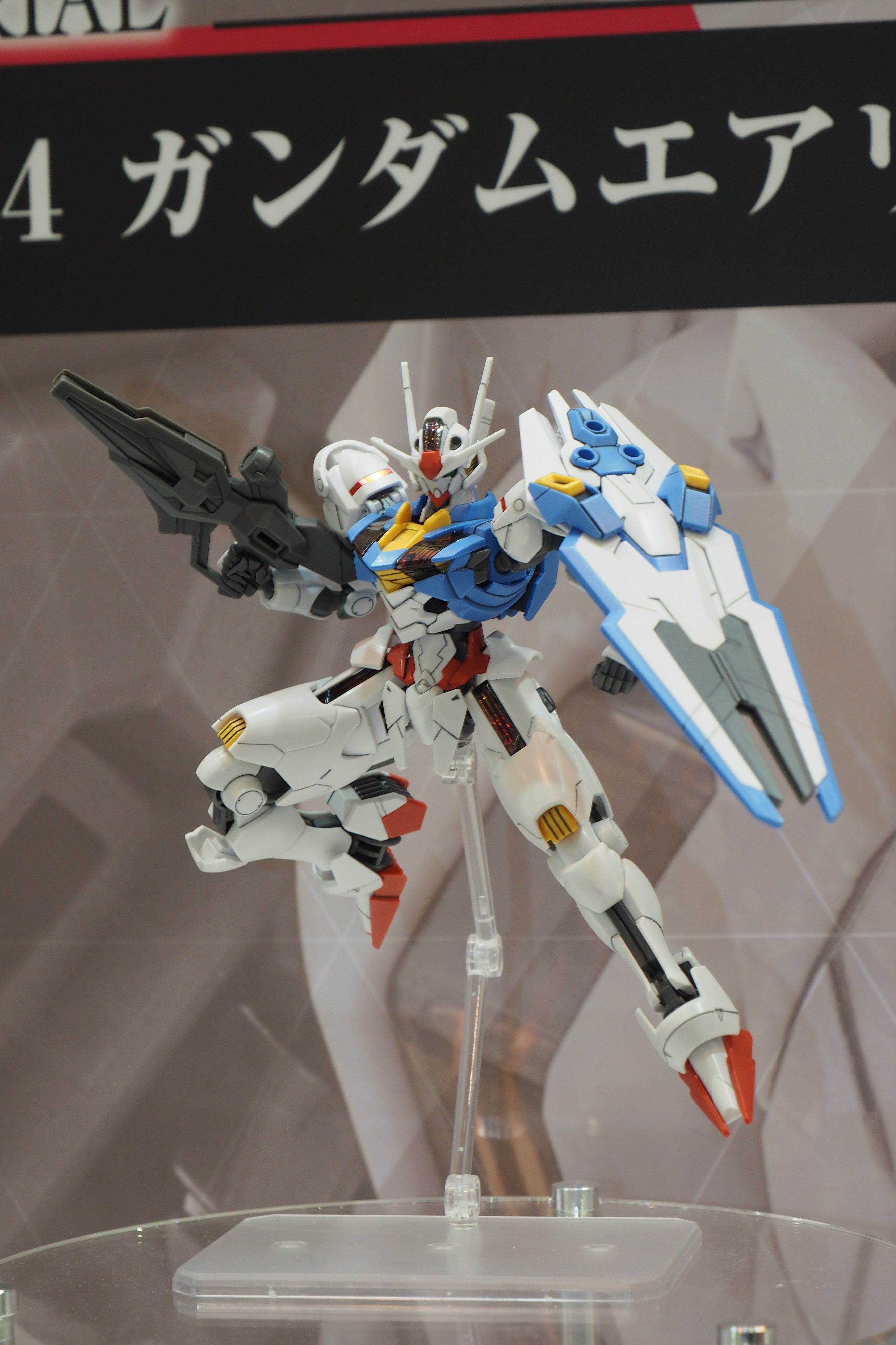 よっくん Hg ガンダムエアリアル 10月発売予定 価格未定 機動戦士ガンダム 水星の魔女 主役機ですね 特徴的な上半身のホログラムぽいパターンはクリアパーツでは無くホログラムシールで再現するようです 素立ちとポージングでかなり印象が違う