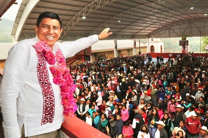 salomonj's tweet photo. Hoy terminamos la gira de la esperanza en Santa María Teopoxco, donde dialogamos con esta comunidad para conocer sus problemas más urgentes y juntos, con el gobierno del pueblo que vamos a construir, darles una solución de fondo. Pronto florecerá la #PrimaveraOaxaqueña. https://t.co/jNioONRkjf