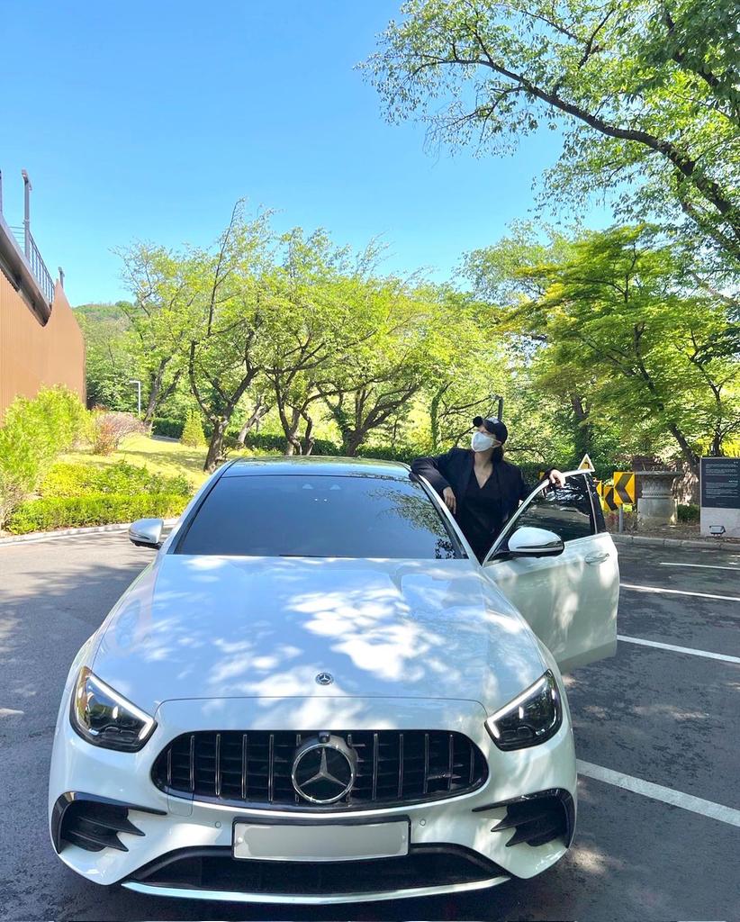leehoneyupdates's tweet photo. [honey_lee32 ig update] 🚘❤️
caption: 요즘 날씨 정말 좋네요~
파아란 하늘 운전하기 좋은 날💙
.
Born to be wild. AMG Driving Academy is Open!
저도 A.D.A. 인증서 받았어요😎
#메르세데스벤츠 #WithMercedes #DrivingPerformance #PerformanceLuxury

#LeeHanee #HoneyLee #이하늬 https://t.co/YnUpCiydMb
