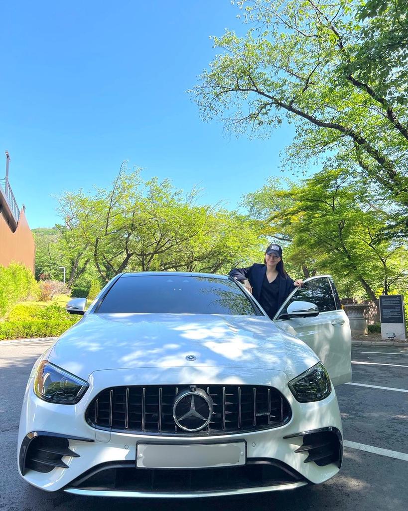 leehoneyupdates's tweet photo. [honey_lee32 ig update] 🚘❤️
caption: 요즘 날씨 정말 좋네요~
파아란 하늘 운전하기 좋은 날💙
.
Born to be wild. AMG Driving Academy is Open!
저도 A.D.A. 인증서 받았어요😎
#메르세데스벤츠 #WithMercedes #DrivingPerformance #PerformanceLuxury

#LeeHanee #HoneyLee #이하늬 https://t.co/YnUpCiydMb