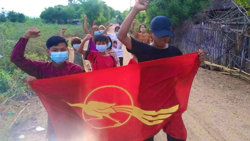 KYITHAR95368969's tweet photo. Activist residents from eastern part of #Yinmarbin Twp, #Sagaing Division, marched in a village to oppose the #MilitaryDictatorship last evening.

#WhatsHappeningInMyanmar
#2022May11Coup
#ASEANAcceptNUG
#ASEANRejectSAC https://t.co/XyQFIZNmaw