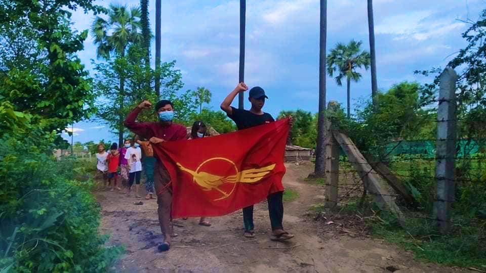 KYITHAR95368969's tweet photo. Activist residents from eastern part of #Yinmarbin Twp, #Sagaing Division, marched in a village to oppose the #MilitaryDictatorship last evening.

#WhatsHappeningInMyanmar
#2022May11Coup
#ASEANAcceptNUG
#ASEANRejectSAC https://t.co/XyQFIZNmaw