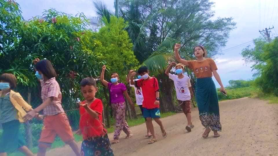 KYITHAR95368969's tweet photo. Activist residents from eastern part of #Yinmarbin Twp, #Sagaing Division, marched in a village to oppose the #MilitaryDictatorship last evening.

#WhatsHappeningInMyanmar
#2022May11Coup
#ASEANAcceptNUG
#ASEANRejectSAC https://t.co/XyQFIZNmaw