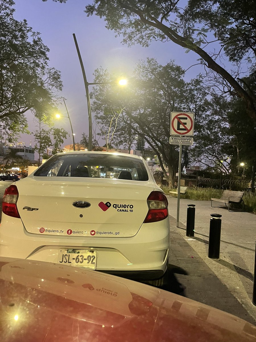 chua27's tweet photo. @quierotv_gdl Que le hacen si llega sin carro a la chamba mañana?? #puercos @Trafico_ZMG https://t.co/4hgoZCeWCy