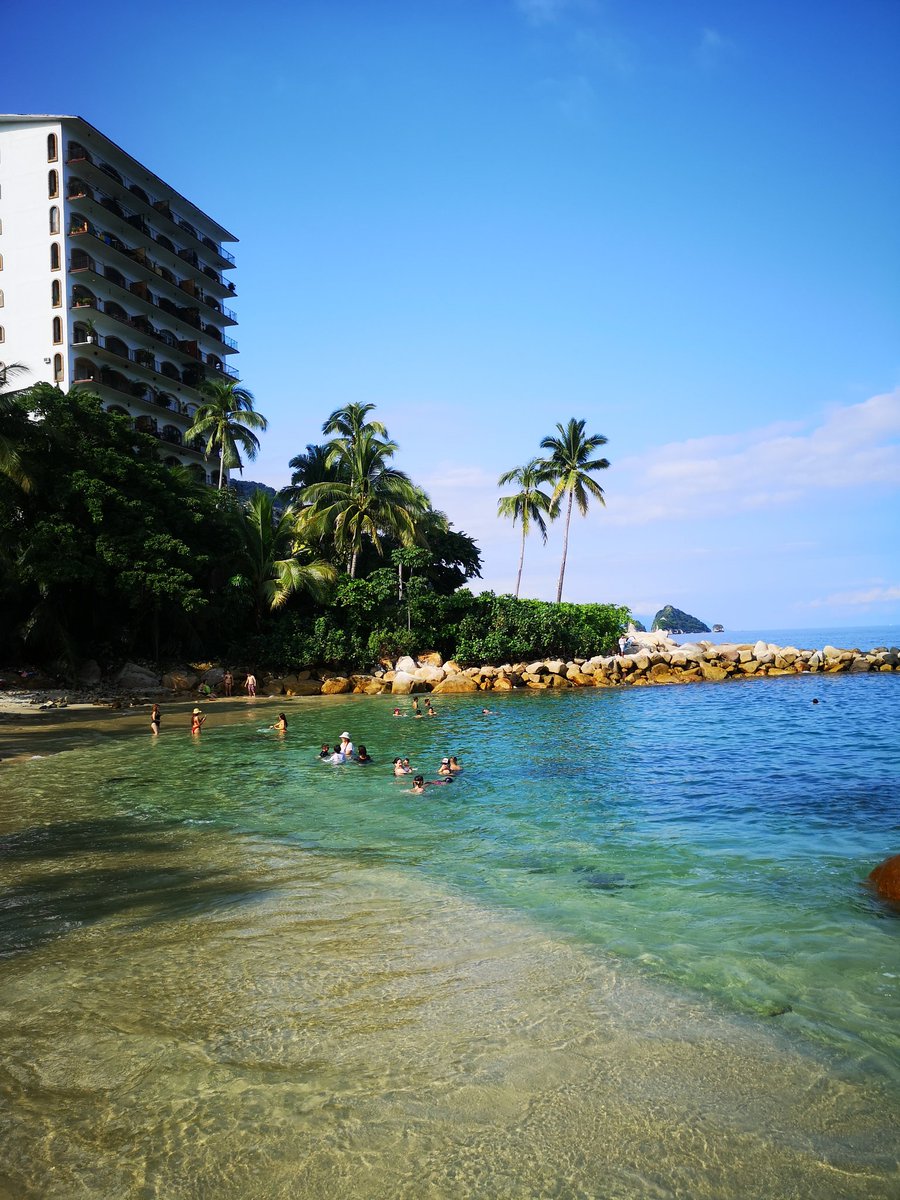 La bonita playa Esmeralda, ubicada a solo 15 minutos al sur del centro de Puerto Vallarta.