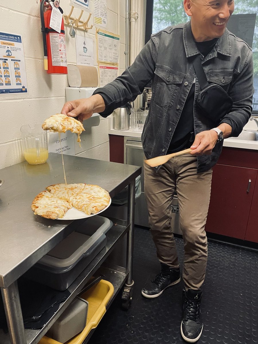Omen_1984's tweet photo. Kitchen collaboration between @VancouverPD Youth Services Unit members and local youth at community centres. Opportunity for young people to enhance life skills and have fun with food prep and pizza making. @FionaWilsonVPD #positiverolemodels https://t.co/ZztssTgZWk