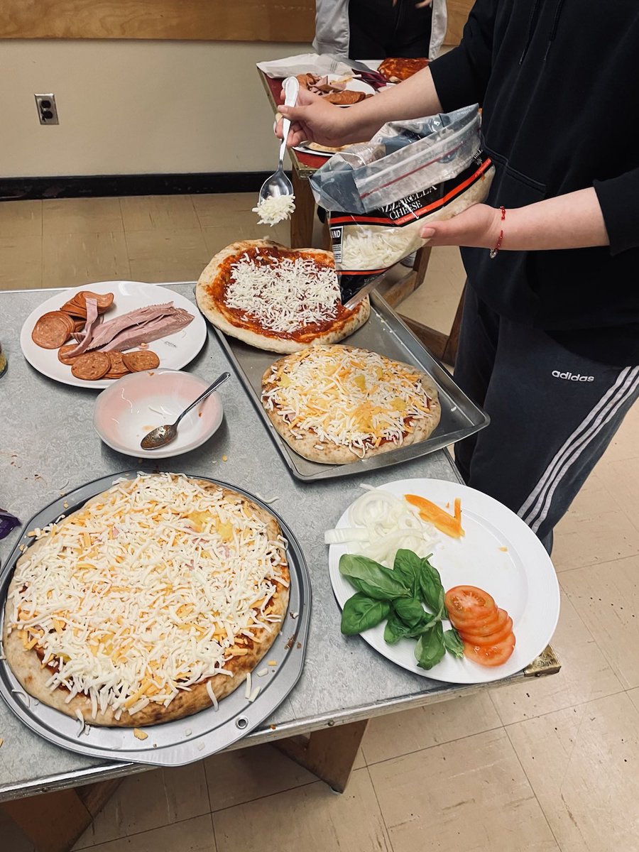 Omen_1984's tweet photo. Kitchen collaboration between @VancouverPD Youth Services Unit members and local youth at community centres. Opportunity for young people to enhance life skills and have fun with food prep and pizza making. @FionaWilsonVPD #positiverolemodels https://t.co/ZztssTgZWk