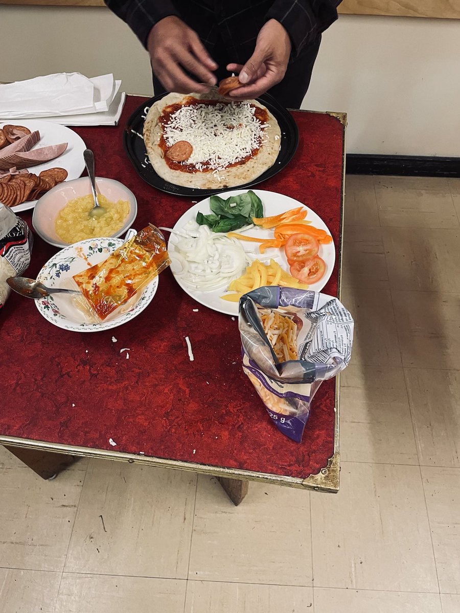 Omen_1984's tweet photo. Kitchen collaboration between @VancouverPD Youth Services Unit members and local youth at community centres. Opportunity for young people to enhance life skills and have fun with food prep and pizza making. @FionaWilsonVPD #positiverolemodels https://t.co/ZztssTgZWk