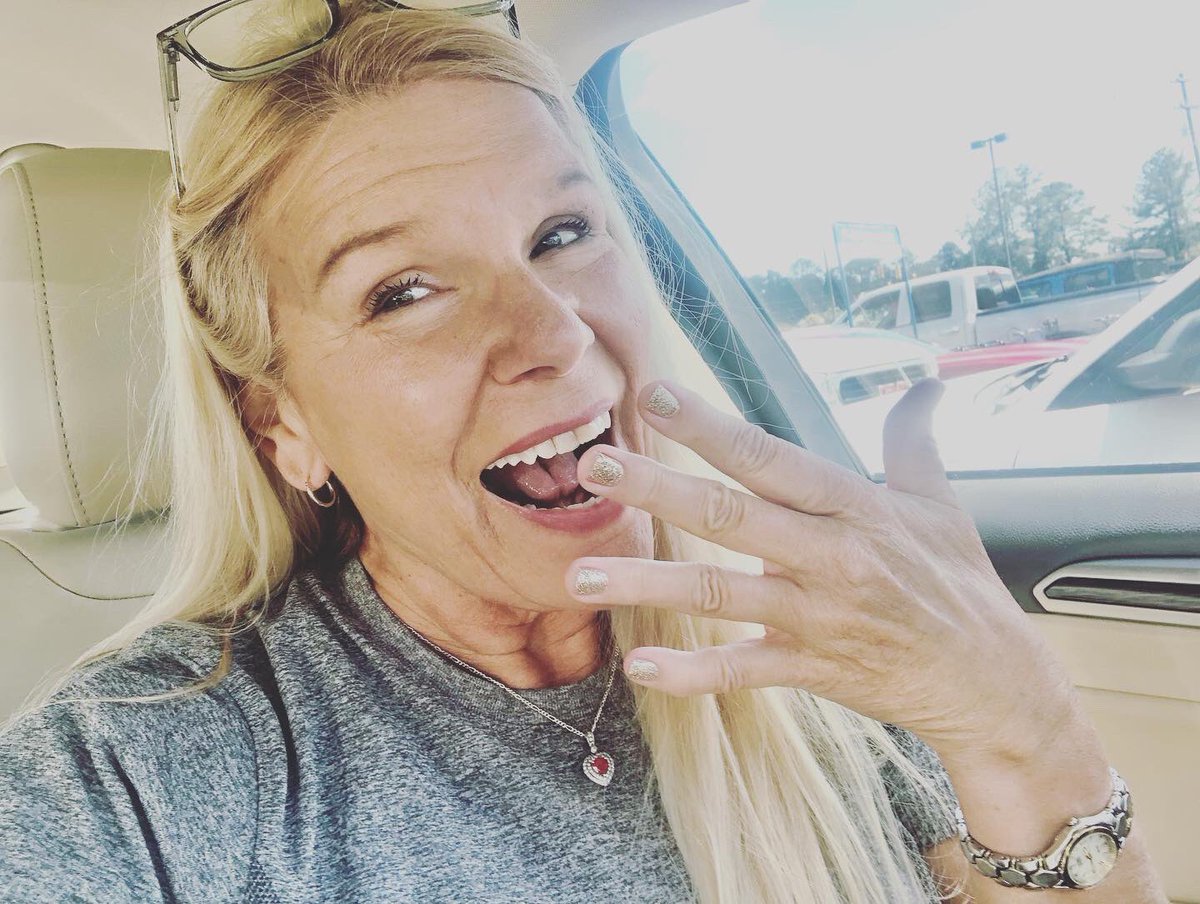 reallyJudyGood's tweet photo. Mani/pedi day. Getting ready for a trip with Hotty Toddy 😊 BT #lookpretty #feminine #love #selfcare @colrebhtytdy https://t.co/WYFVkQ02YS