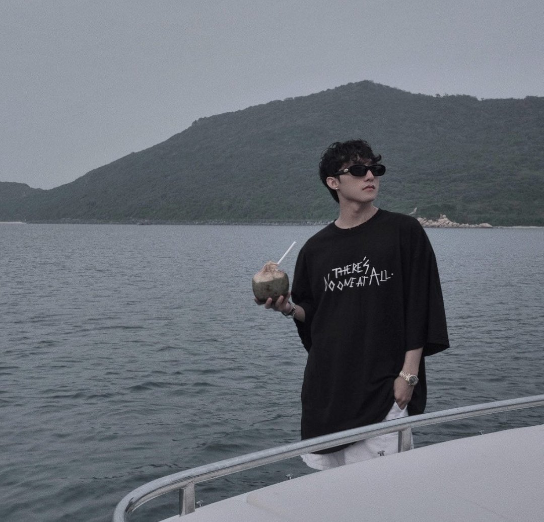 ST4MTP's tweet photo. [M-TP Update FB + Ins]
Bear in mind, there is always someone by our side! 🤗🤗🤗
Listening to THERE'S NO ONE AT ALL at another place is giving me more inspiration for the next song!
🤫🍭

#SonTungMTP #TheresNoOneAtAll https://t.co/o1tflQJ6W2