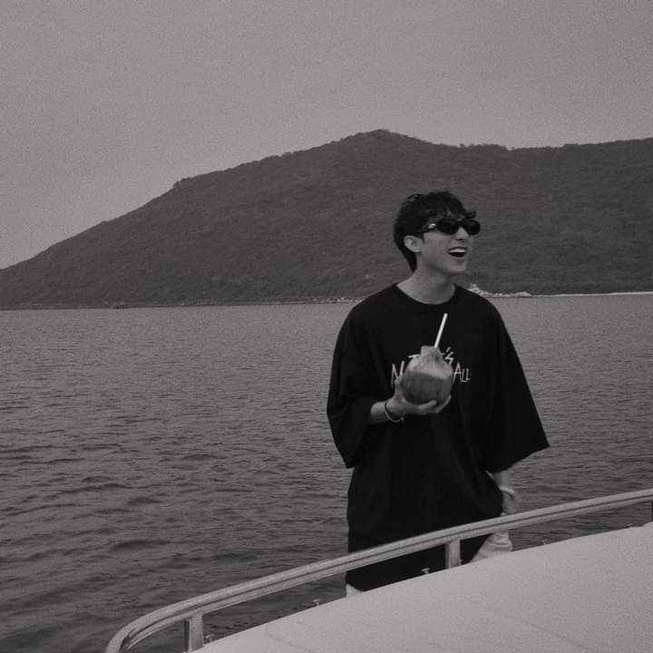 ST4MTP's tweet photo. [M-TP Update FB + Ins]
Bear in mind, there is always someone by our side! 🤗🤗🤗
Listening to THERE'S NO ONE AT ALL at another place is giving me more inspiration for the next song!
🤫🍭

#SonTungMTP #TheresNoOneAtAll https://t.co/o1tflQJ6W2