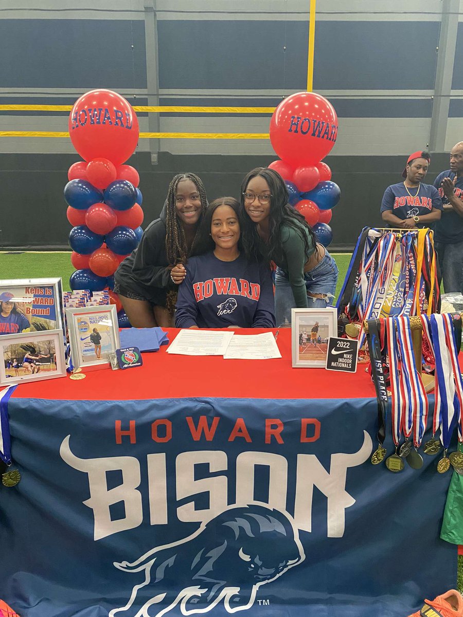 leejayniah's tweet photo. Last week I got to witness my favorite seniors sign!! So proud and I aspire to be like them one day!!💙❤️ https://t.co/rslhdLpcc7