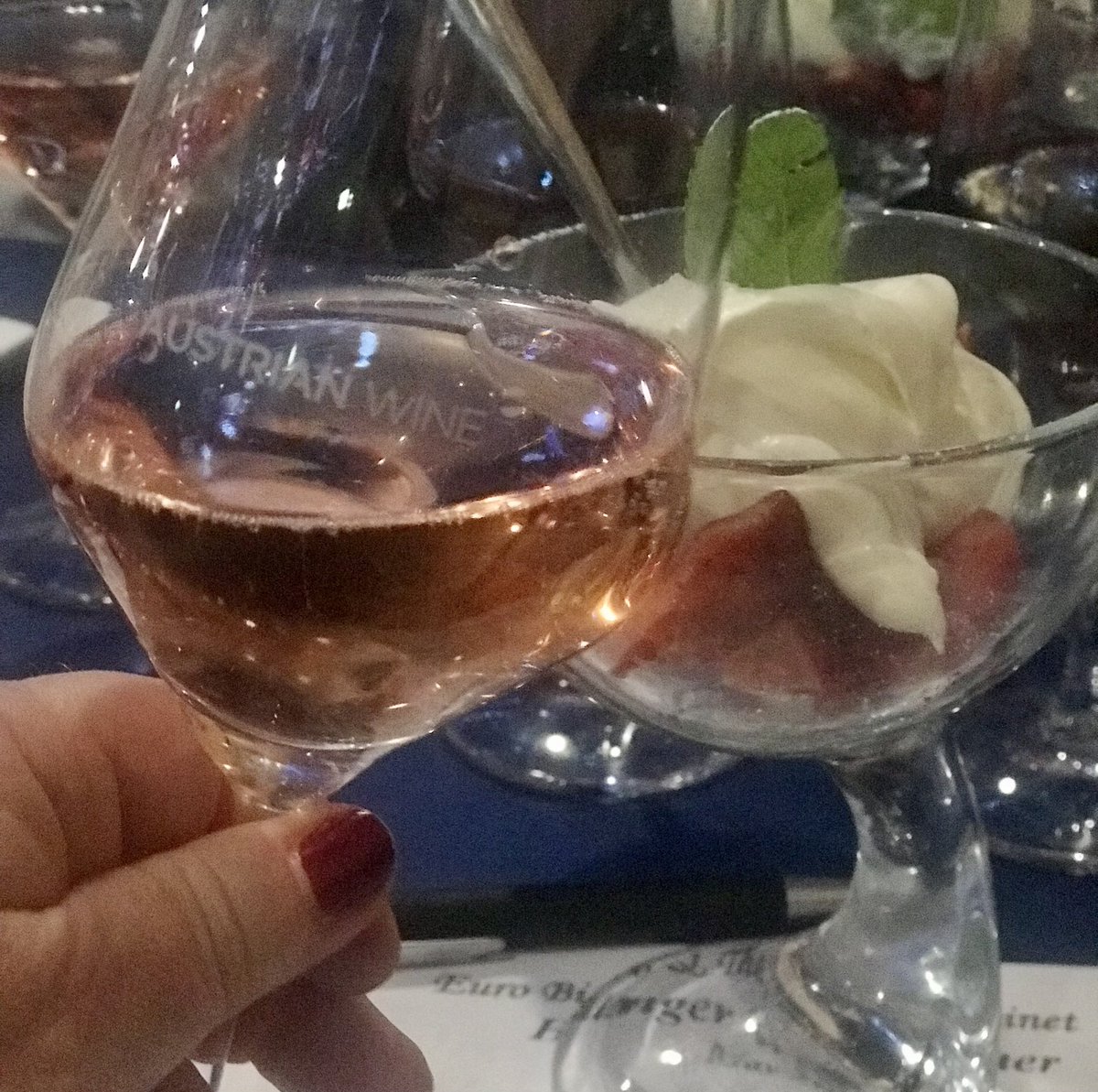 MoWino_com's tweet photo. Enjoyed a phenomenal #Austrian #wein #winetasting dinner w/ @Weingut_Leo_Hillinger and @kwittauer that had a spectacular bubbly finale. 😍🇦🇹🍾
#Hillinger #Secco #Sparkling #PinotNoir #KWSelection
@AustrianwineUSA @AustriainUSA @oesterreichwein @Schillerwein https://t.co/n1ISeP7ZGZ